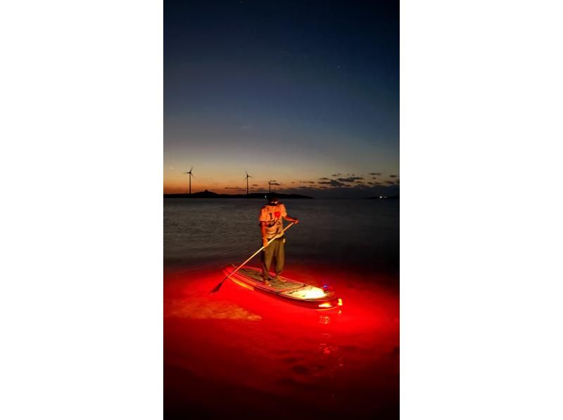 【宮古島初】6色に光るSUPでナイトSUP &ナイトカヤック体験！の紹介画像