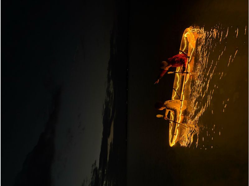 【宮古島初】6色に光るSUPでナイトSUP &ナイトカヤック体験！の紹介画像