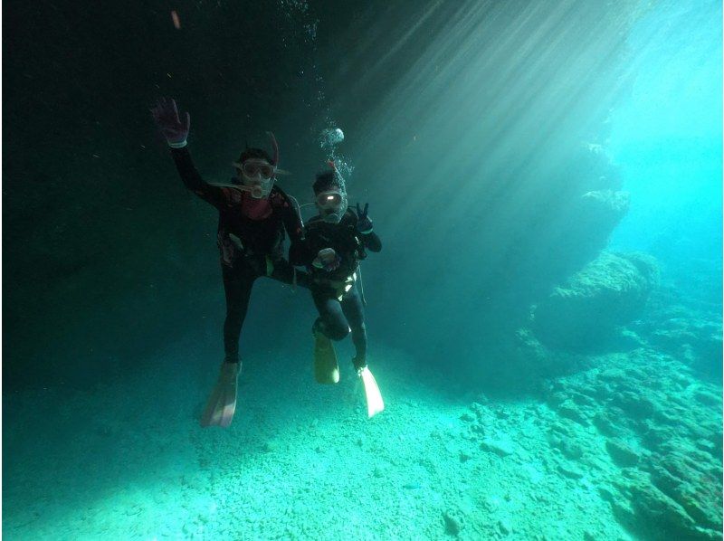 不動の人気・快適ボートで行く‼️【青の洞窟ボートダイビング＆パラセール】Gopro写真・動画・餌あげ・タオル無料‼️直前予約ＯＫ‼️の紹介画像