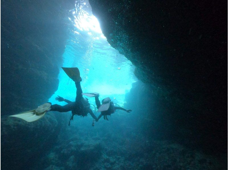 不動の人気・快適ボートで行く‼️【青の洞窟ボートダイビング＆パラセール】Gopro写真・動画・餌あげ・タオル無料‼️直前予約ＯＫ‼️の紹介画像