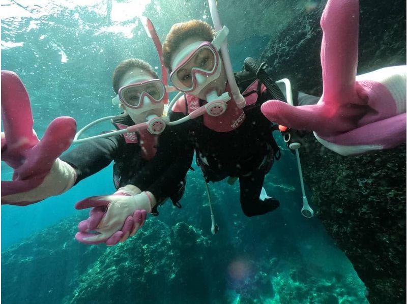 不動の人気・快適ボートで行く‼️【青の洞窟ボートダイビング＆パラセール】Gopro写真・動画・餌あげ・タオル無料‼️直前予約ＯＫ‼️の紹介画像