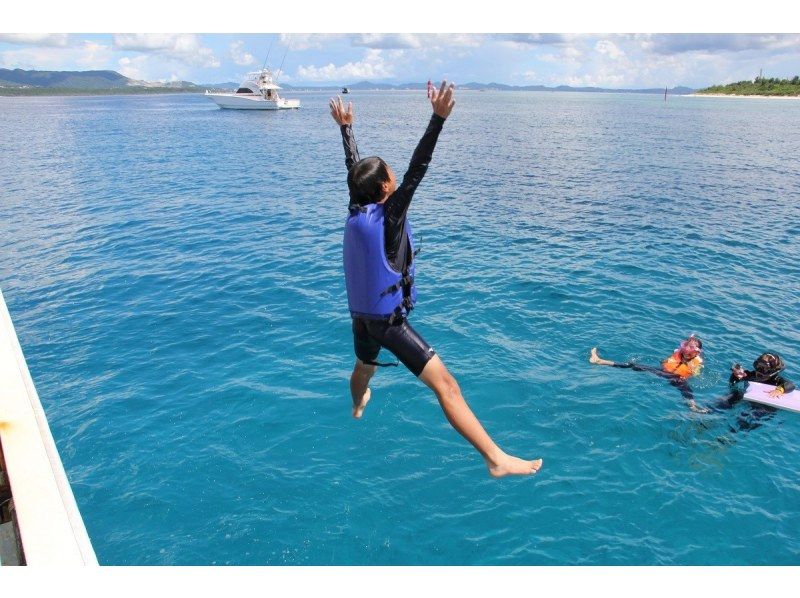 【沖縄北部・本部町】1グループ貸し切りボートシュノーケリング 初心者歓迎・少人数制 色とりどりの珊瑚が広がる水納島・瀬底島近海の紹介画像