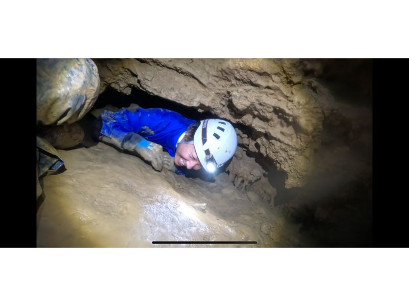 【沖縄本島・洞窟探検】全身泥だらけの本格ケイビング体験！巨大ホール&times;匍匐前進｜初心者OK・自由度高め・少人数制の紹介画像