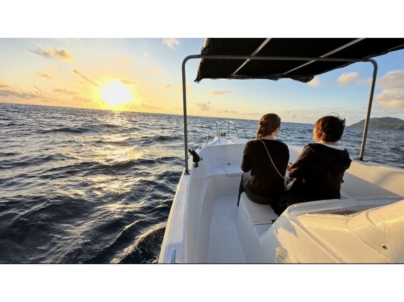 【水平線に沈む夕日を、海の特等席で。】久米島サンセットクルージングの紹介画像