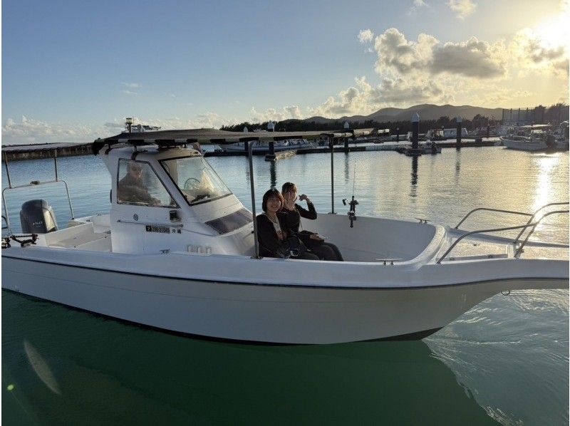 【水平線に沈む夕日を、海の特等席で。】久米島サンセットクルージングの紹介画像