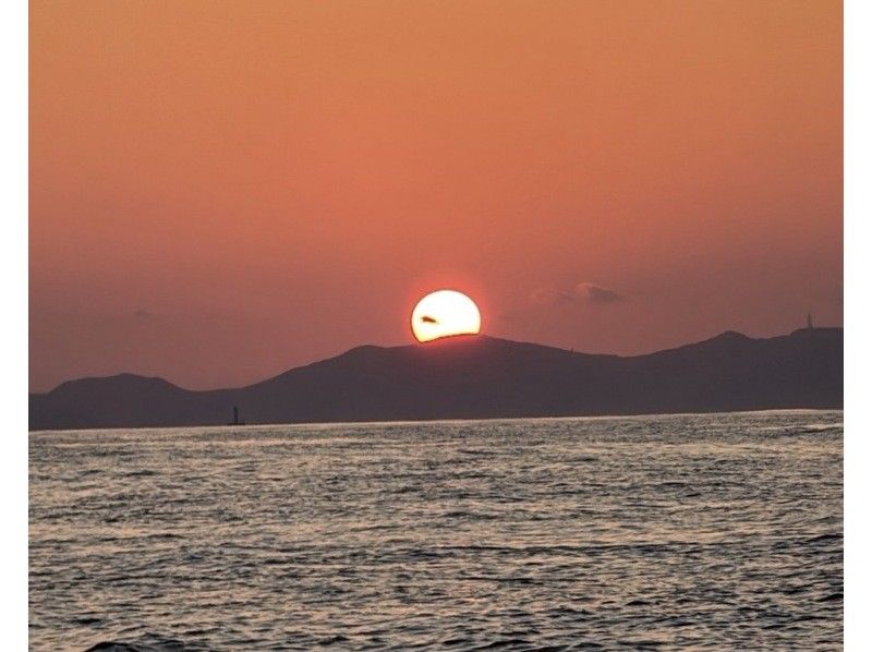 【水平線に沈む夕日を、海の特等席で。】久米島サンセットクルージングの紹介画像