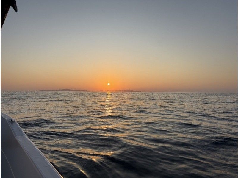 【水平線に沈む夕日を、海の特等席で。】久米島サンセットクルージングの紹介画像