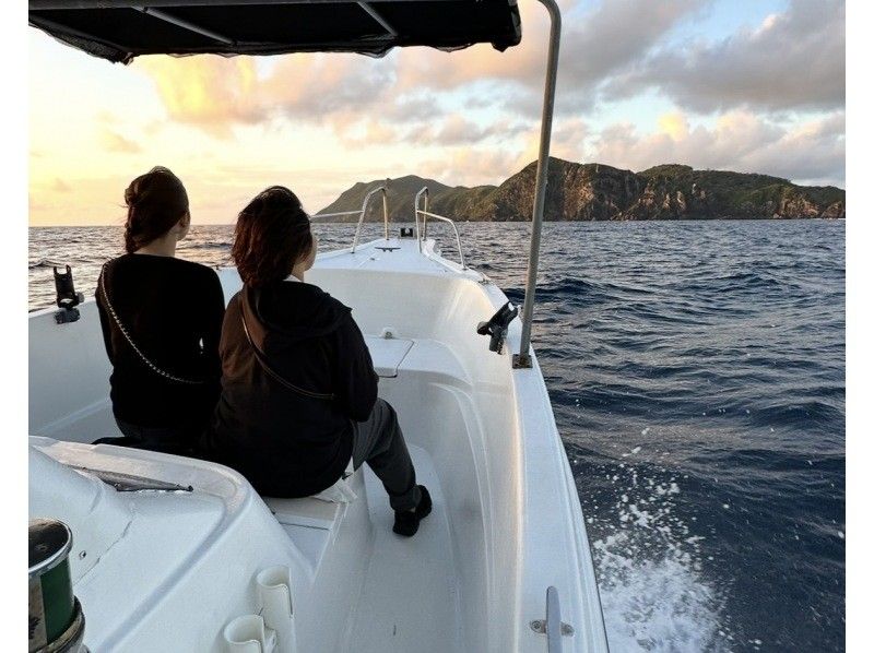 【水平線に沈む夕日を、海の特等席で。】久米島サンセットクルージングの紹介画像