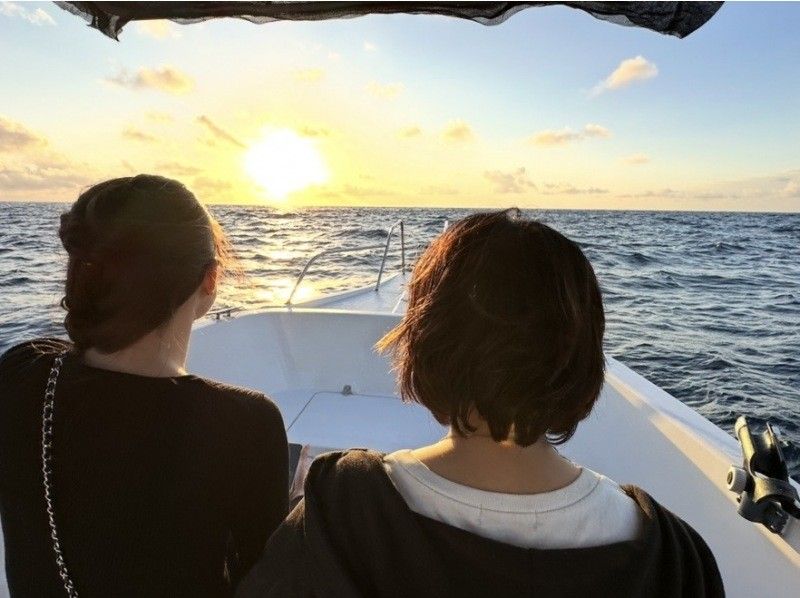 【水平線に沈む夕日を、海の特等席で。】久米島サンセットクルージングの紹介画像