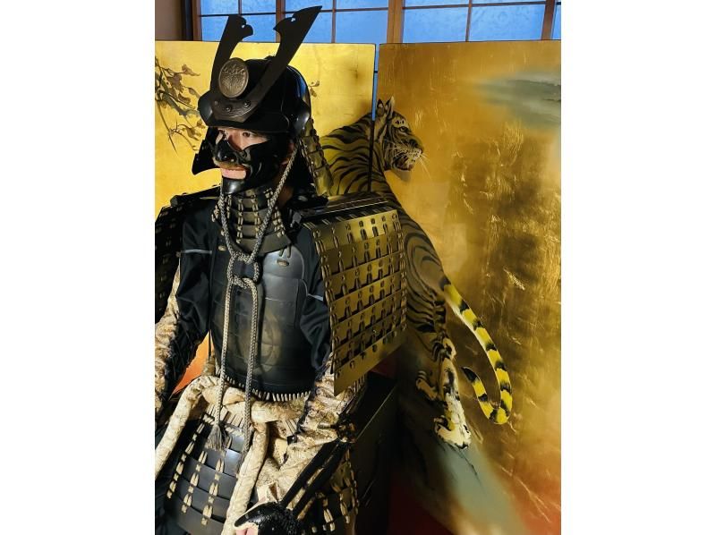 【京都・四条烏丸】 京町家貸切！豪華甲冑を着る伝統文化体験・同伴者無料の紹介画像