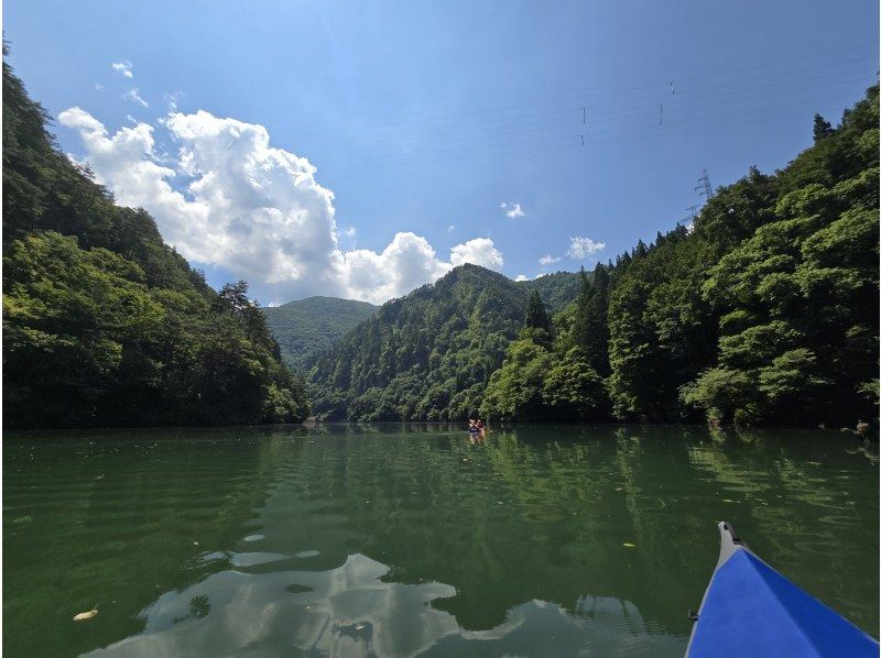 【福島・奥会津（金山町）】霧幻峡カヤックツアー｜絶景に溶け込む水上散歩。五感を揺さぶる絶景パドル！初心者・女性・子連れ歓迎の紹介画像