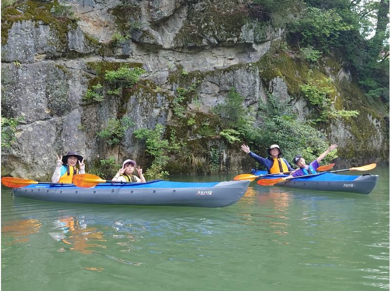 【福島・奥会津（金山町）】朝涼み霧幻峡カヤック｜奥会津の朝。静寂を切り裂くパドル音で心身をリセット！初心者・女性・子連れ歓迎の紹介画像