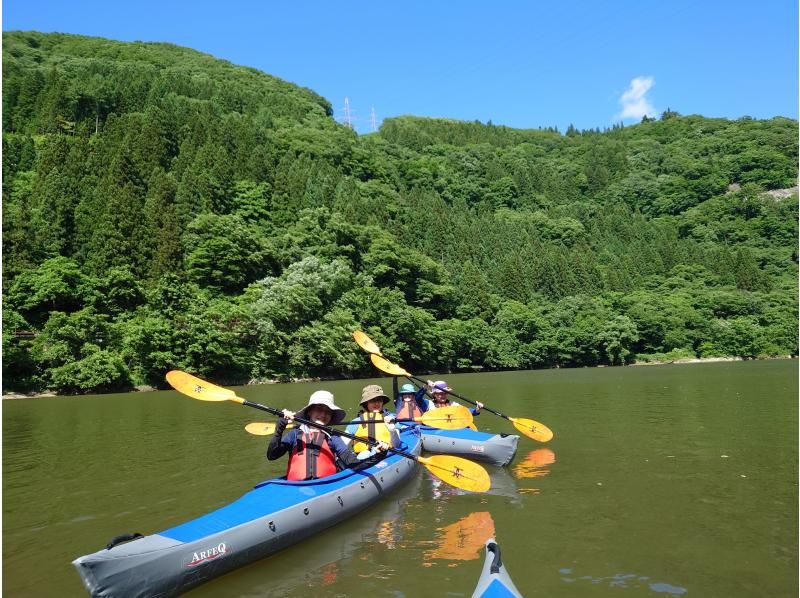 【福島・奥会津（金山町）】朝涼み霧幻峡カヤック｜奥会津の朝。静寂を切り裂くパドル音で心身をリセット！初心者・女性・子連れ歓迎の紹介画像