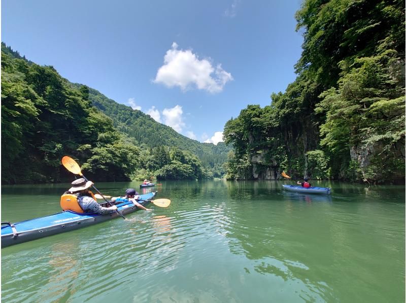 【福島・奥会津（金山町）】朝涼み霧幻峡カヤック｜奥会津の朝。静寂を切り裂くパドル音で心身をリセット！初心者・女性・子連れ歓迎の紹介画像