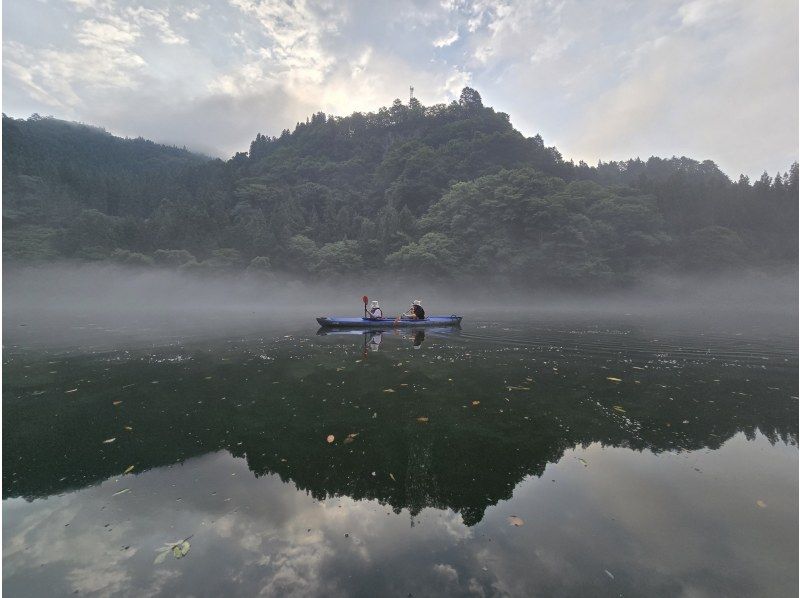 【福島・奥会津（金山町）】朝涼み霧幻峡カヤック｜奥会津の朝。静寂を切り裂くパドル音で心身をリセット！初心者・女性・子連れ歓迎の紹介画像
