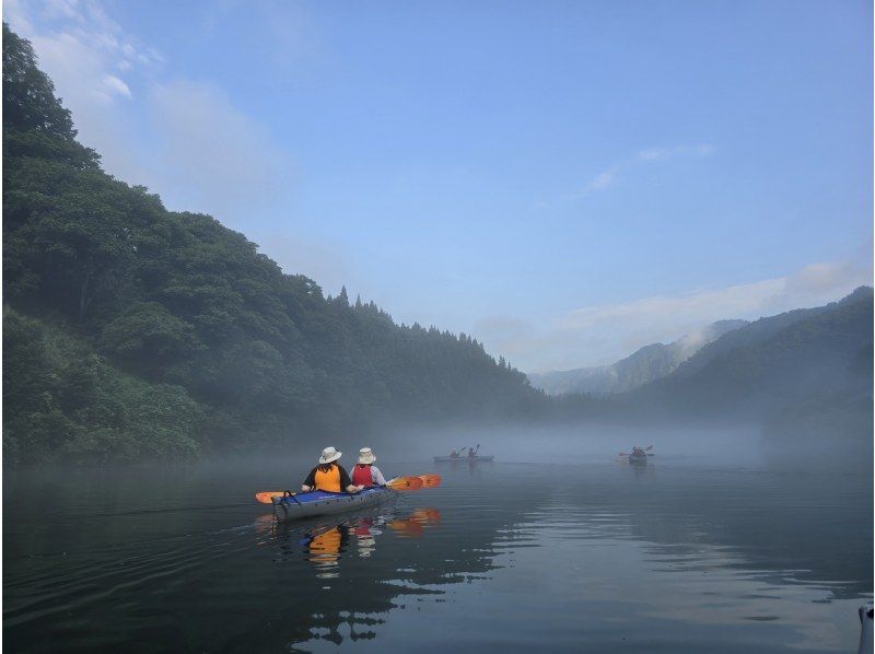 【福島・奥会津（金山町）】朝涼み霧幻峡カヤック｜奥会津の朝。静寂を切り裂くパドル音で心身をリセット！初心者・女性・子連れ歓迎の紹介画像