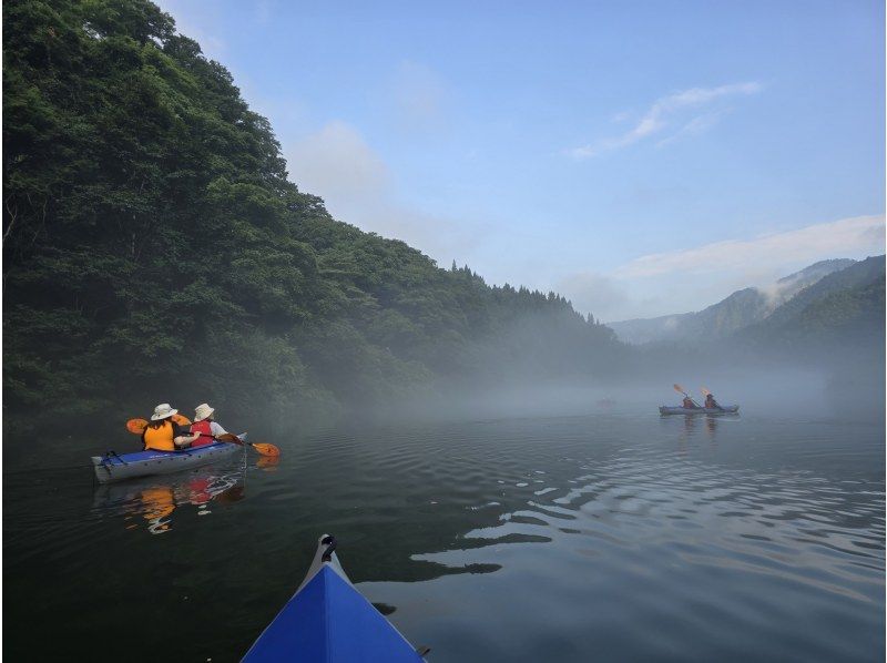 【福島・奥会津（金山町）】朝涼み霧幻峡カヤック｜奥会津の朝。静寂を切り裂くパドル音で心身をリセット！初心者・女性・子連れ歓迎の紹介画像