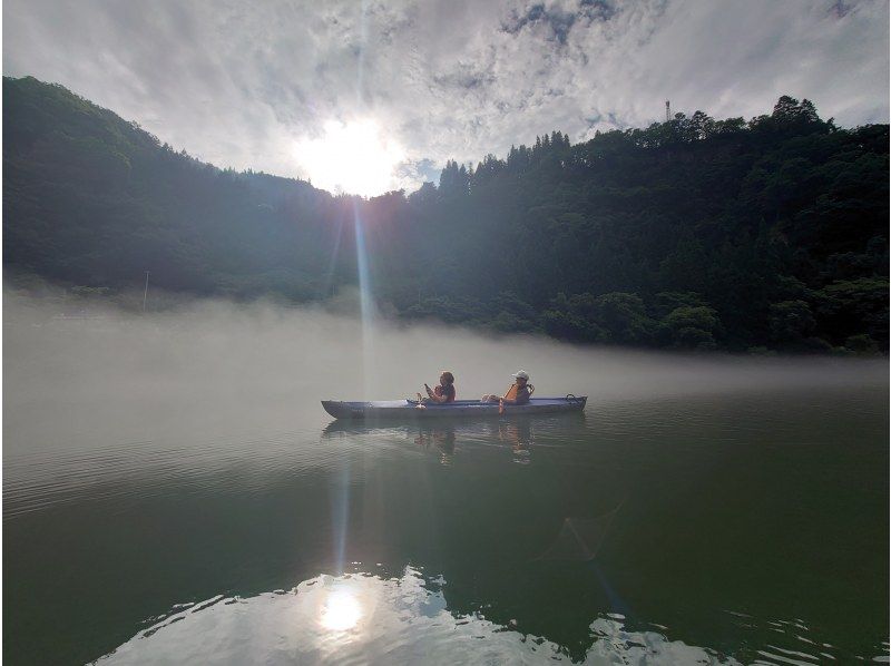 【福島・奥会津（金山町）】朝涼み霧幻峡カヤック｜奥会津の朝。静寂を切り裂くパドル音で心身をリセット！初心者・女性・子連れ歓迎の紹介画像