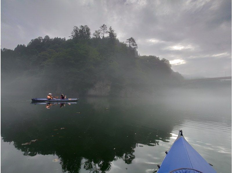 【福島・奥会津（金山町）】朝涼み霧幻峡カヤック｜奥会津の朝。静寂を切り裂くパドル音で心身をリセット！初心者・女性・子連れ歓迎の紹介画像