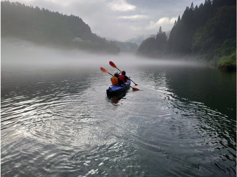 【福島・奥会津（金山町）】朝涼み霧幻峡カヤック｜奥会津の朝。静寂を切り裂くパドル音で心身をリセット！初心者・女性・子連れ歓迎の紹介画像