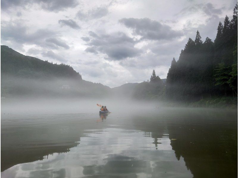 【福島・奥会津（金山町）】朝涼み霧幻峡カヤック｜奥会津の朝。静寂を切り裂くパドル音で心身をリセット！初心者・女性・子連れ歓迎の紹介画像