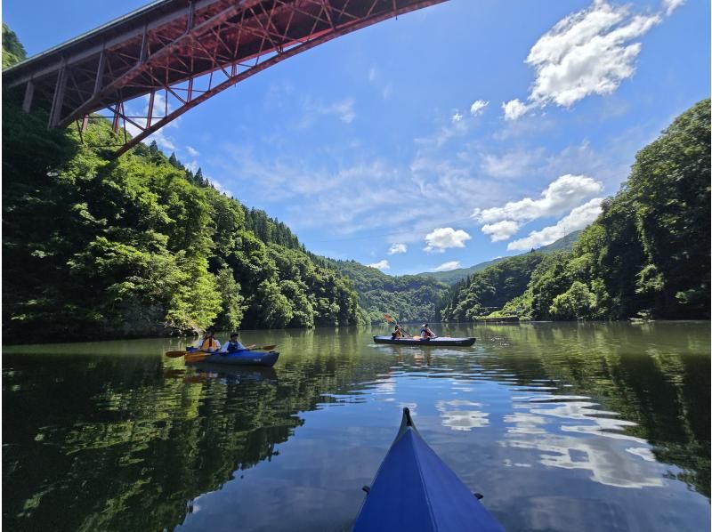 【福島・奥会津（金山町）】朝涼み霧幻峡カヤック｜奥会津の朝。静寂を切り裂くパドル音で心身をリセット！初心者・女性・子連れ歓迎の紹介画像