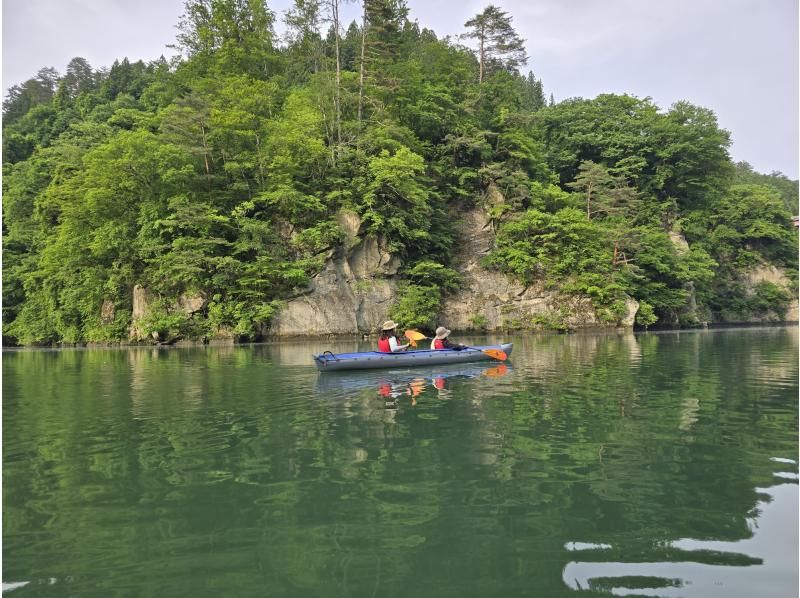 【福島・奥会津（金山町）】朝涼み霧幻峡カヤック｜奥会津の朝。静寂を切り裂くパドル音で心身をリセット！初心者・女性・子連れ歓迎の紹介画像