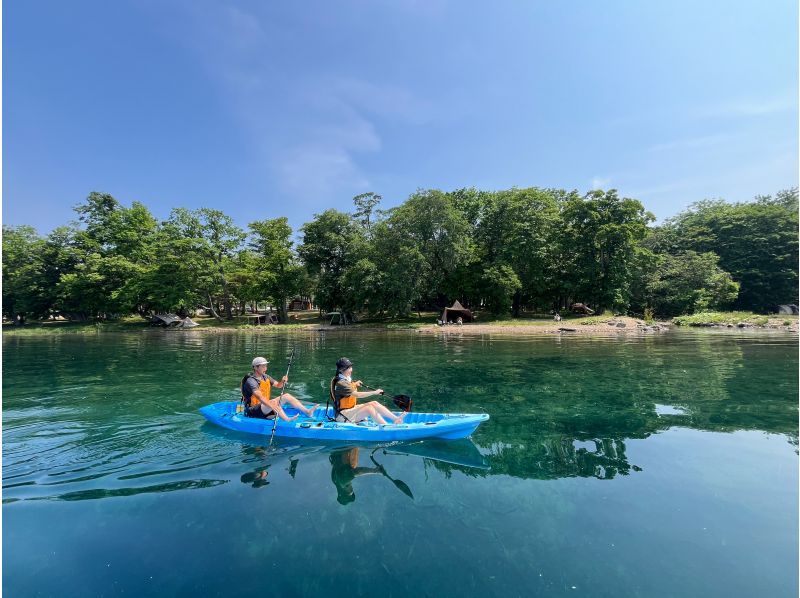 【北海道・洞爺湖】のんびりカヤック体験！穏やかな湖上クルーズを楽しもう・春は新緑・秋は紅葉も♪ガイド付きで初心者も安心して楽しめます！の紹介画像