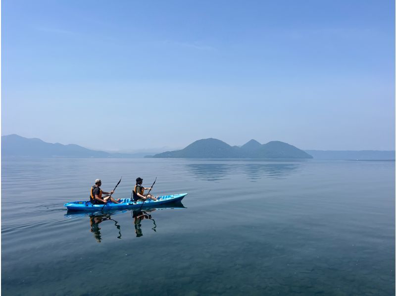 【北海道・洞爺湖】のんびりカヤック体験！穏やかな湖上クルーズを楽しもう・春は新緑・秋は紅葉も♪ガイド付きで初心者も安心して楽しめます！の紹介画像