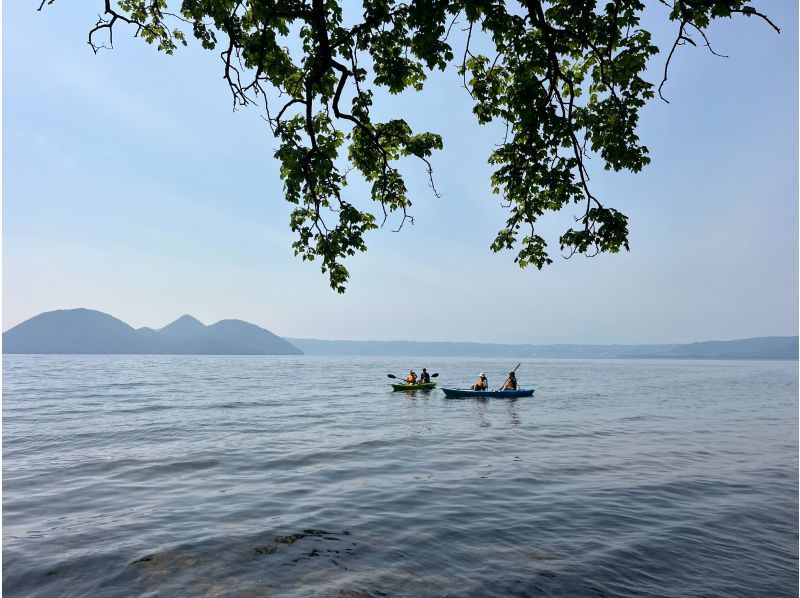 【北海道・洞爺湖】のんびりカヤック体験！穏やかな湖上クルーズを楽しもう・春は新緑・秋は紅葉も♪ガイド付きで初心者も安心して楽しめます！の紹介画像