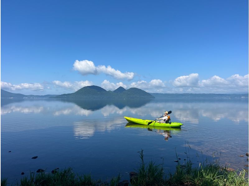 【北海道・洞爺湖】のんびりカヤック体験！穏やかな湖上クルーズを楽しもう・春は新緑・秋は紅葉も♪ガイド付きで初心者も安心して楽しめます！の紹介画像