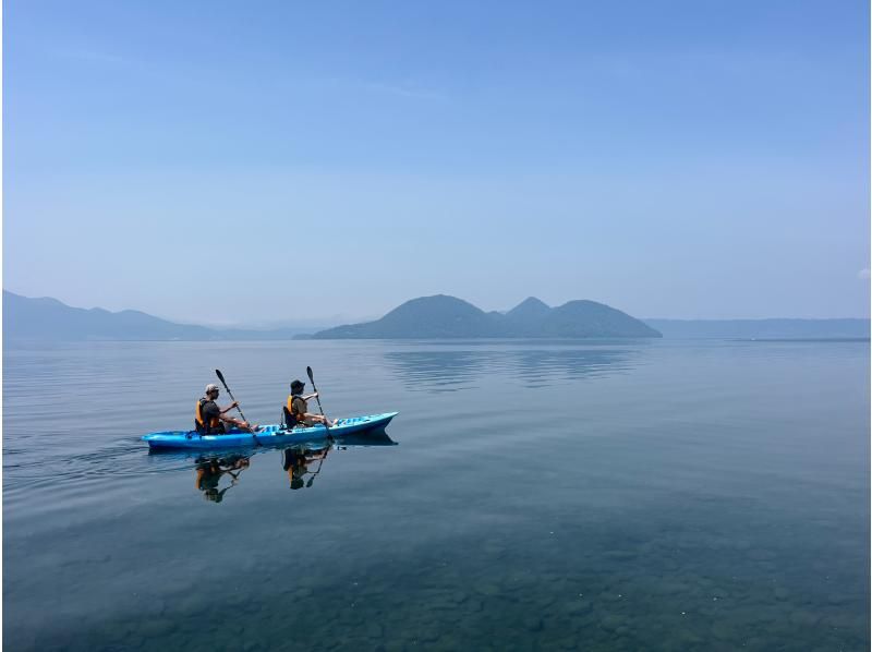【北海道・洞爺湖】のんびりカヤック体験！穏やかな湖上クルーズを楽しもう・春は新緑・秋は紅葉も♪ガイド付きで初心者も安心して楽しめます！の紹介画像