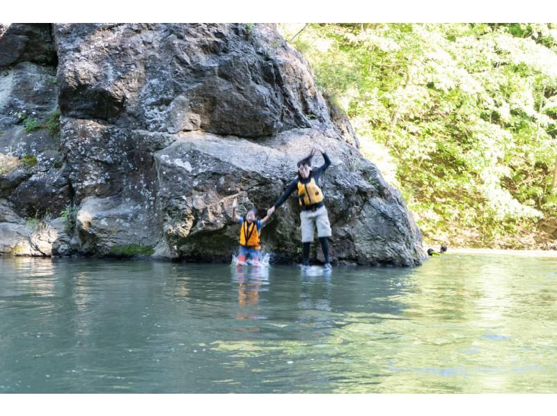 [北海道・札幌・定山渓]1歳からラフティングボートに乗って川あそびを楽しめる！～ちびっこかっぱツアー～（焚き火＆焼きマシュマロ付き）の紹介画像
