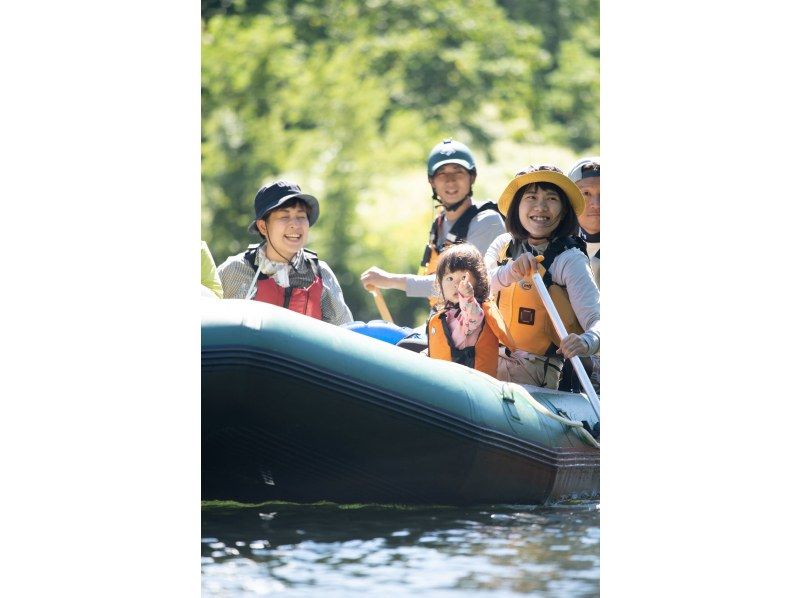 [北海道・札幌・定山渓]1歳からラフティングボートに乗って川あそびを楽しめる！～ちびっこかっぱツアー～（焚き火＆焼きマシュマロ付き）の紹介画像