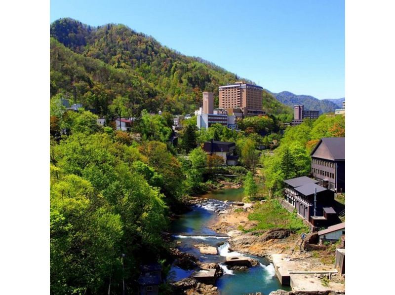 北海道札幌発！ 北海道神宮＋頭大仏殿＋白い恋人パーク＋定山渓温泉 札幌・定山渓1日満喫日帰りバスツアー！＜4月から9月／札幌市内発着＞の紹介画像