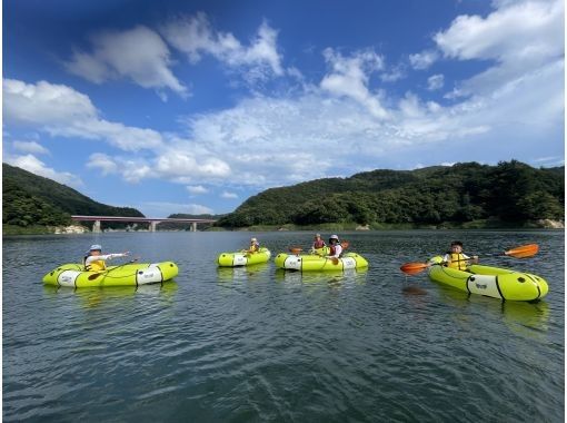【岩手・北上】夏油温泉成分入り!秘境の湖で整うパックラフトコース!水上写真撮影付き 【岩手・北上】夏油温泉成分入り!秘境の湖で整うパックラフトコース!水上写真撮影付き