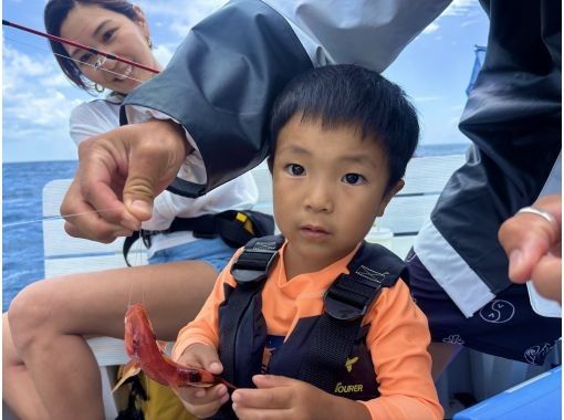 那覇から35分【沖縄/北谷】大人気☆体験釣りプラン❤️お子様初心者歓迎⭕船長完全サポート⭕手ぶらで参加OK⭕現役漁師が船長⭕3歳~6歳無料 那覇から35分【沖縄/北谷】大人気☆体験釣りプラン❤️お子様初心者歓迎⭕船長完全サポート⭕手ぶらで参加OK⭕現役漁師が船長⭕3歳~6歳無料