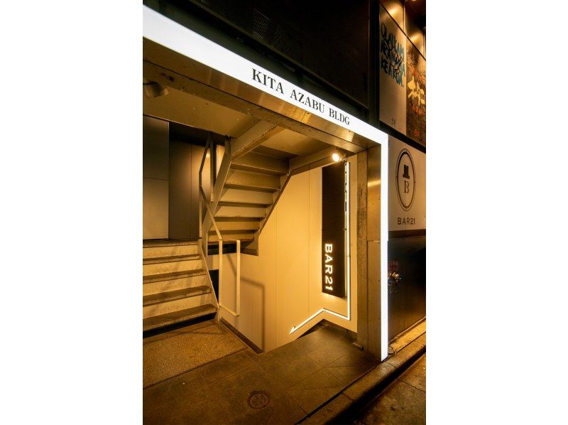 [Tokyo, Roppongi] Toast at a magic bar! Authentic magic performed right ...