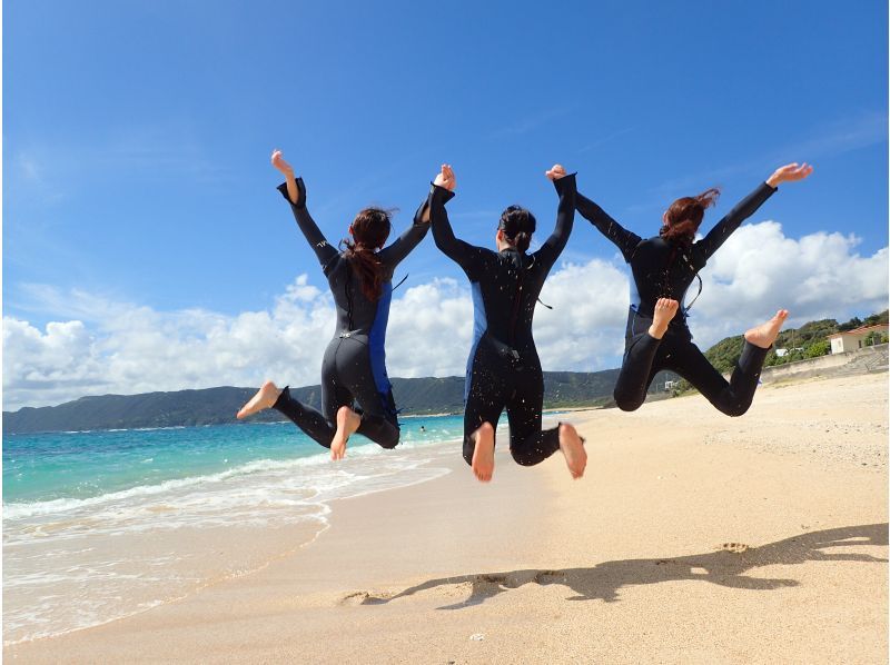 【鹿児島県・奄美大島】「ウミガメと泳ぐビーチシュノーケル」撮影した写真はその場でプレゼント！（シャワー・更衣室・タオル完備）の紹介画像