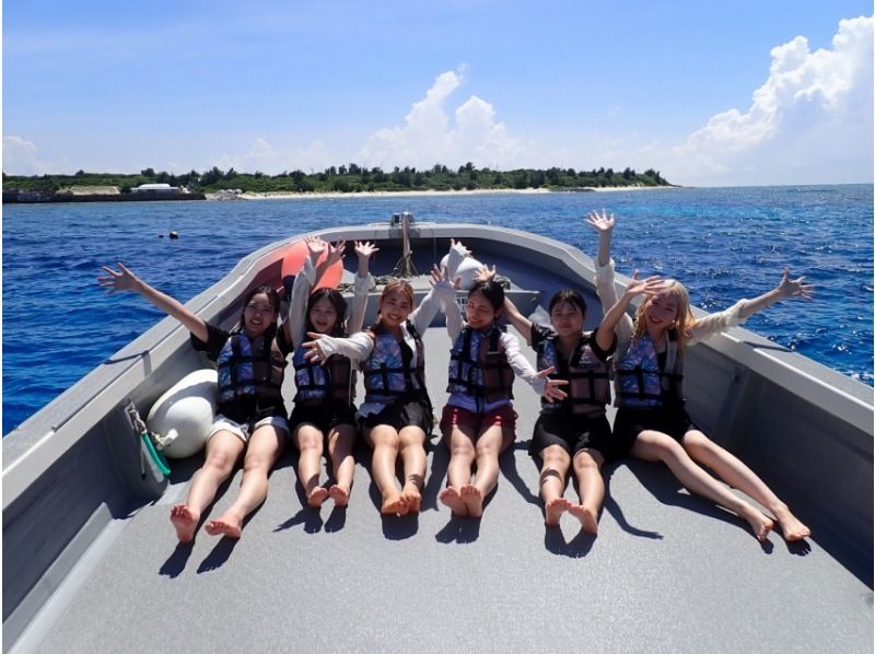 Okinawa, Minnajima [S Plan ◆ Boat snorkeling & 3 types of marine sports to choose from & swimming in the sea] Includes a round trip boat ticket to Minnajima & lunch & 1 parasol & photo shoot!!の紹介画像