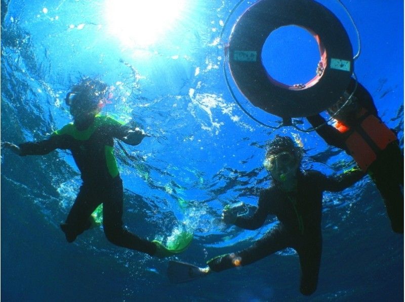 【沖縄・慶良間諸島】プカプカ浮きながら、青く透き通った海を覗こう！　慶良間スノーケリングの紹介画像