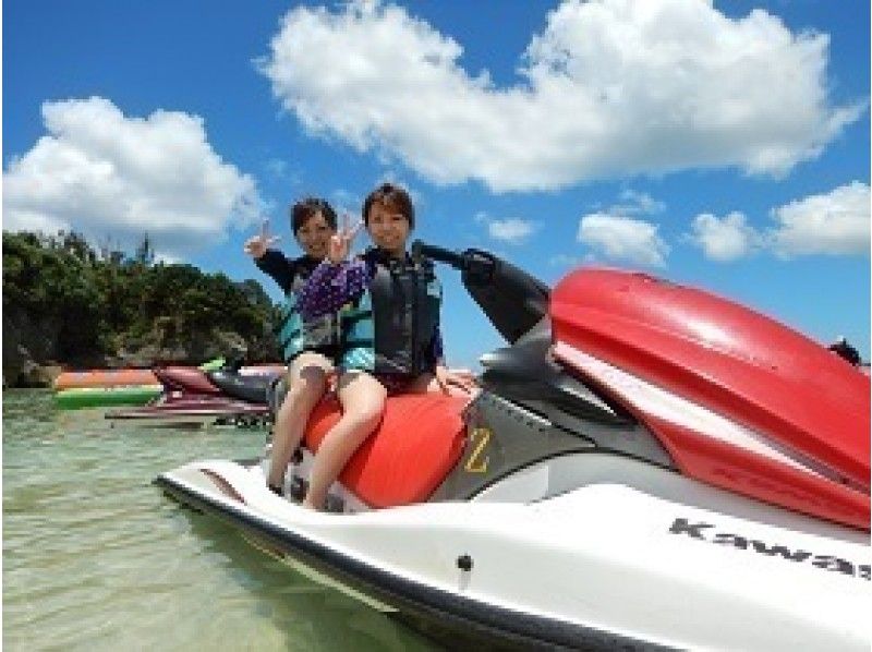 [Okinawa / Motobu / Sesoko Island] Great value with BBQ! E course (Marine 3 types banana boat, tube, jet)の紹介画像