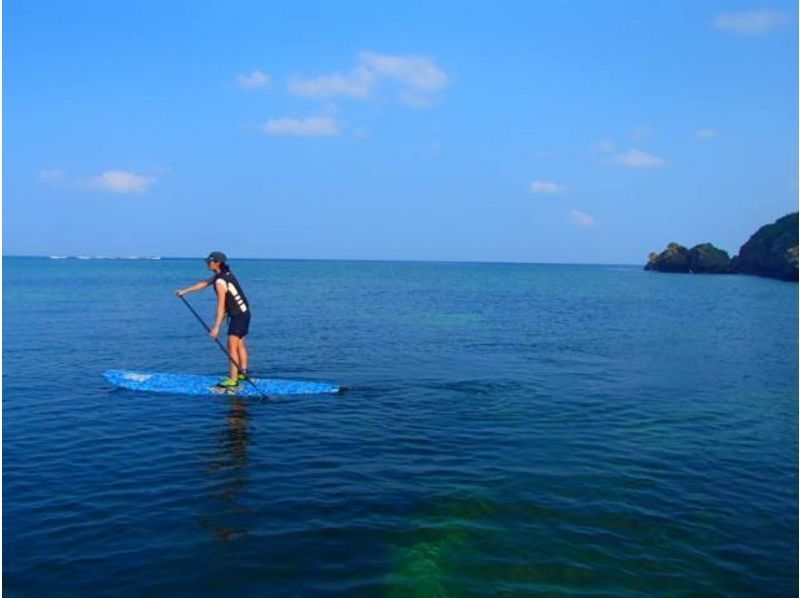 【沖縄・本島】サンゴ礁の海を水上散歩！SUP体験コースの紹介画像