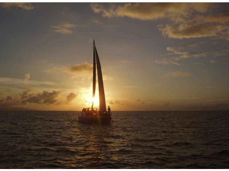 【 冲绳 ·石垣】以美丽的风景回忆！日落宪章帆船课程[2小时 -  3小时]の紹介画像