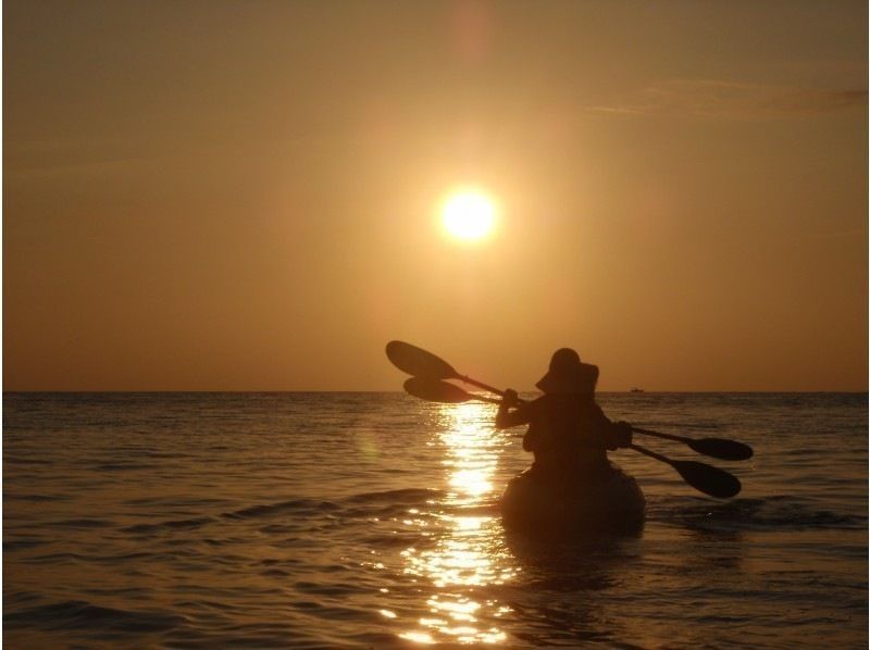 Sunset Kayaking: Safe even for beginners! Popular with women and couples! Enjoy a comfortable time in a new facility ★ Hot water showers and hair dryers available!の紹介画像