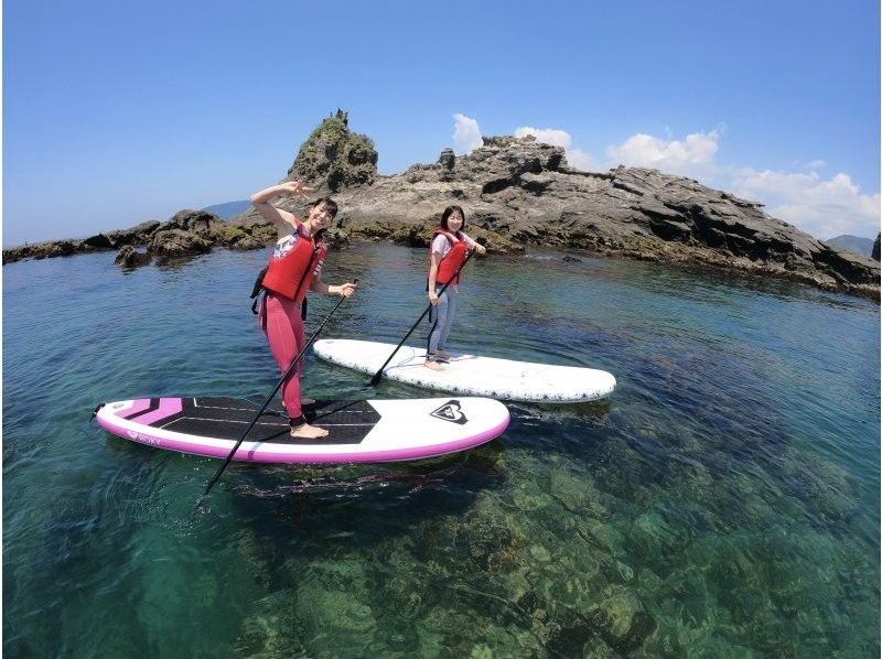 千葉UMI　to　YAMA(ウミトヤマ)のSUP（サップ）体験を楽しむ女性