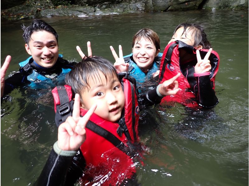 [จองไว้ 1 กลุ่ม] ทัวร์ 1 วัน! เดินป่าในแม่น้ำยันบารุ และดำน้ำตื้นในชูราอุมิ ★รวมภาพถ่ายและวิดีโอの紹介画像