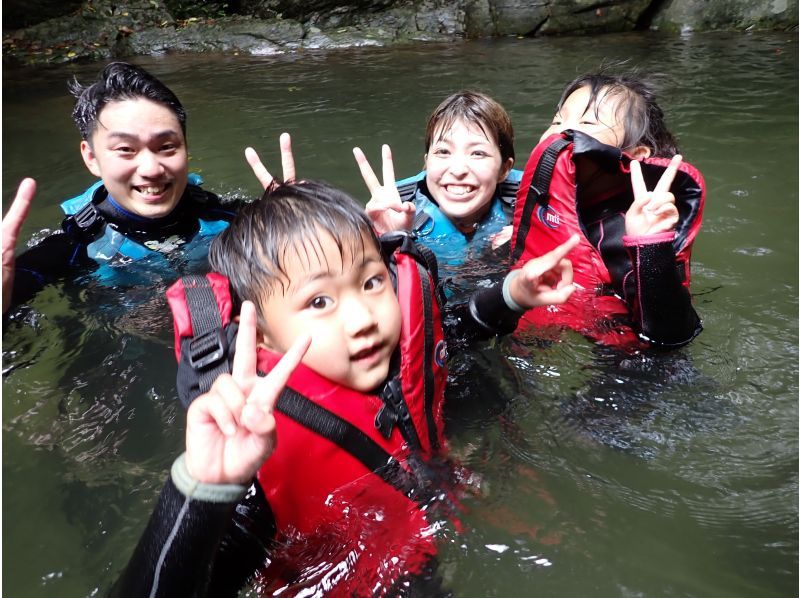[Okinawa Main Island/Nago/Onna Village] Private reservation limited to 1 group! River trekking (sawanobori) & snorkeling ★Photos and videos includedの紹介画像
