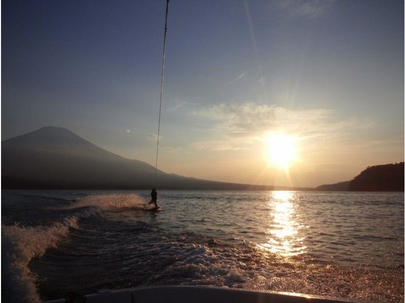 [Yamanashi-Lake Yamanaka] a little off the season so off! Wakeboarding The first experience course [15 minutes x 1 set]の紹介画像