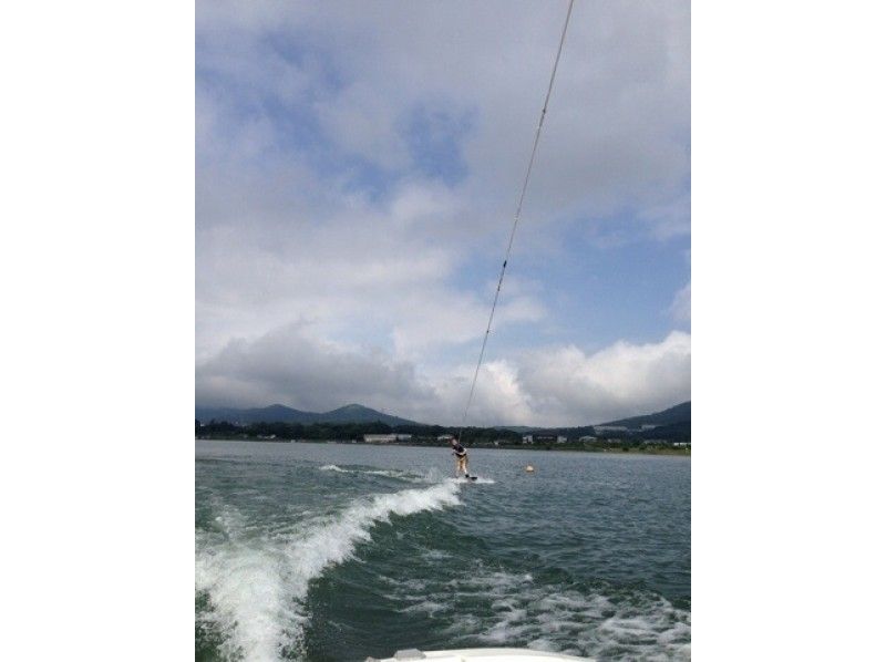 [山梨-Lake Yamanaka]这个季节有点偏离！花式滑水板第一次体验课程[15分钟x 1套]の紹介画像